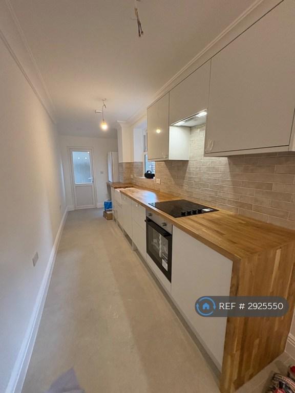 2 bedroom flat in Gauden Road, London, SW4 (2 bed) (#2925550)