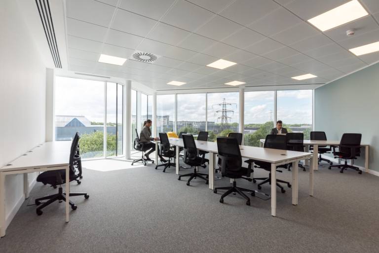 Wokingham - RG41 5TP \ Flexible Office Space with 5 Workstations