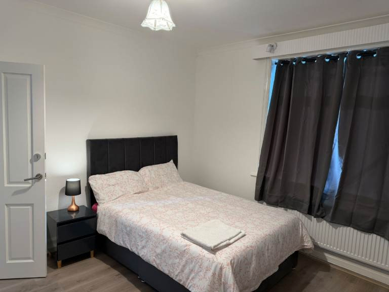 Spacious and big double room available in NG18 5QP