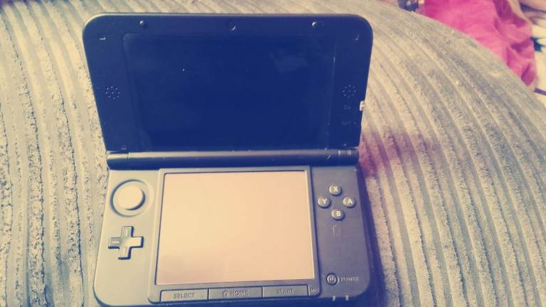 Blue Nintendo 3DS XL a game