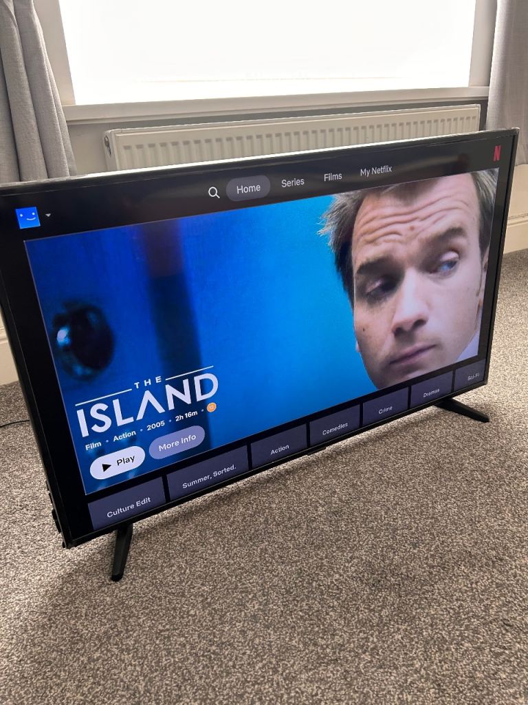 Samsung 43-inch Smart TV UE43RU7020KXXU with Remote – Good Condition