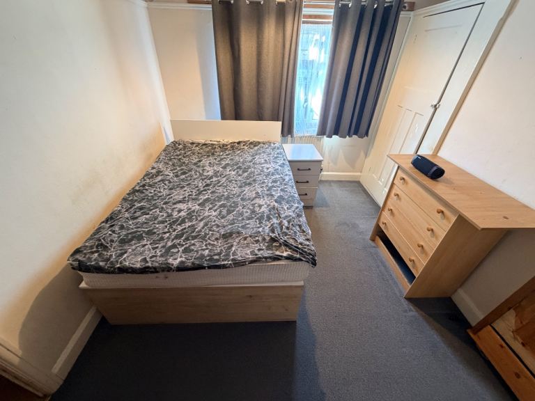 Double & Single room to rent 