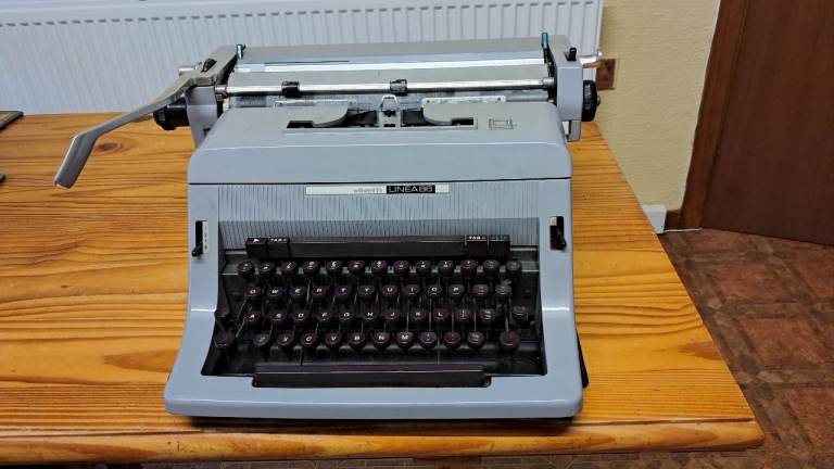 VTG Olivetti Linea 88 Typewriter with original rubber mat, cover & extra ribbon