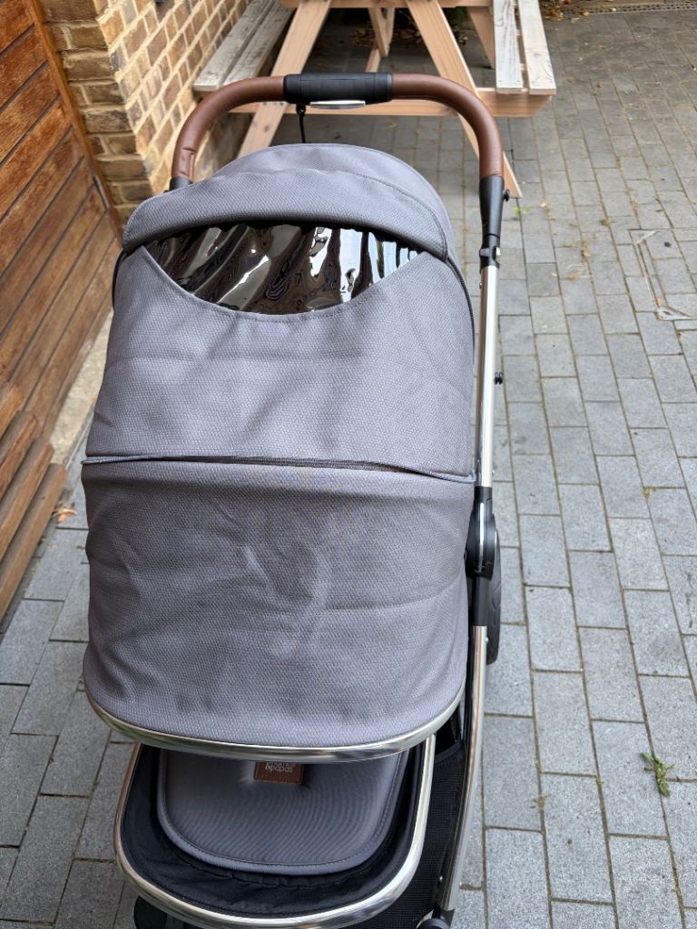 Mamas Papas Ocarro Pram Push chair with bassinet/carrycot attachment - good condition 