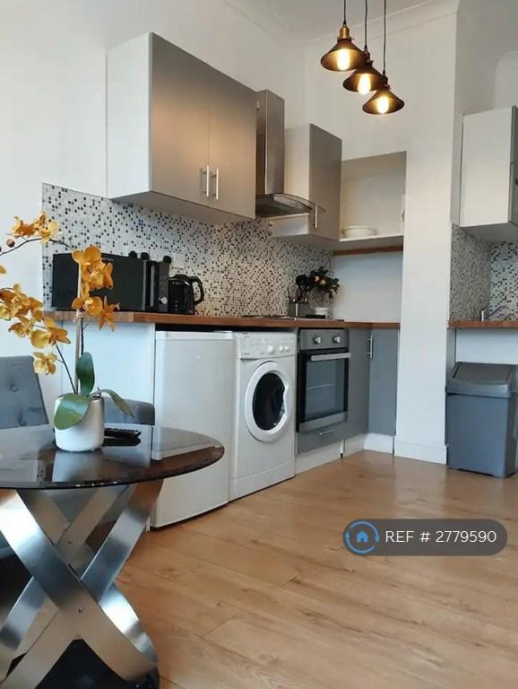 1 bedroom flat in Cemetery Rd, Leeds, LS11 (1 bed) (#2779590)