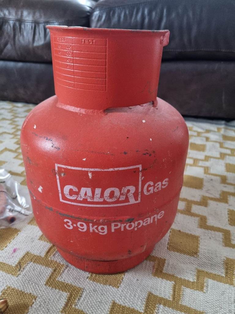 FULL Calor 3.9kg gas bottle with accessories
