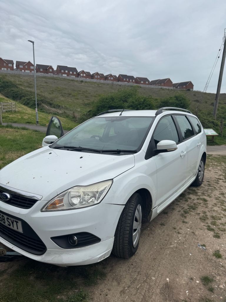 Focus mk2 bonnet white good condition 