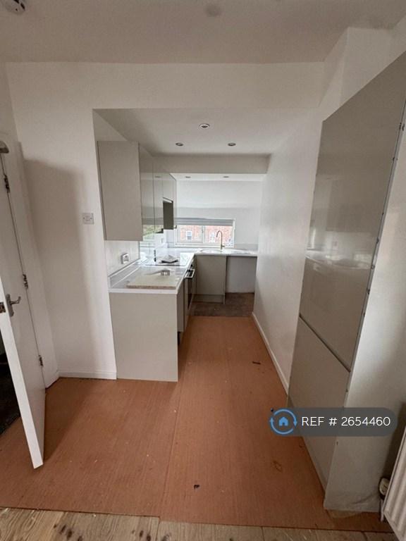 1 bedroom flat in Osborne Road, Manchester, M19 (1 bed) (#2654460)