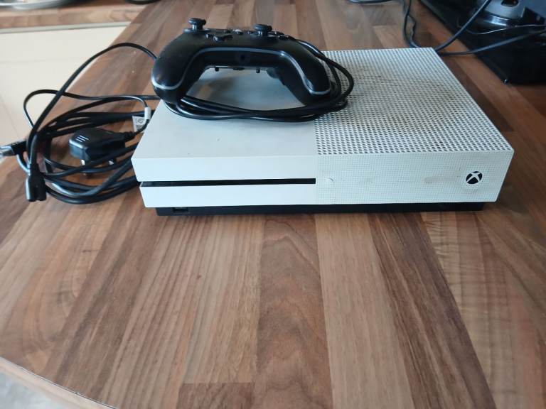 Xbox one s and controller 