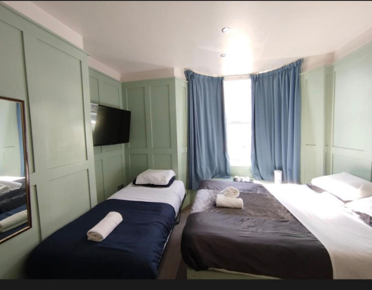 Spacious & Cosy Ensuite Room for Rent in - BN2 1PG