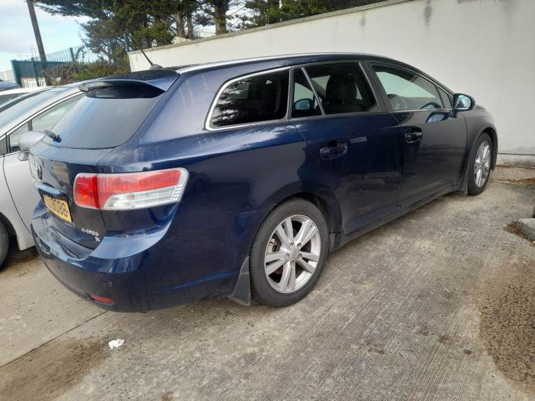 Breaking avensis estate 