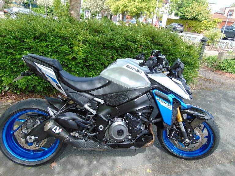 Suzuki GSXS1000 Naked streetbike 2025 1owner 1908 dry miles stunning Blue/Silver