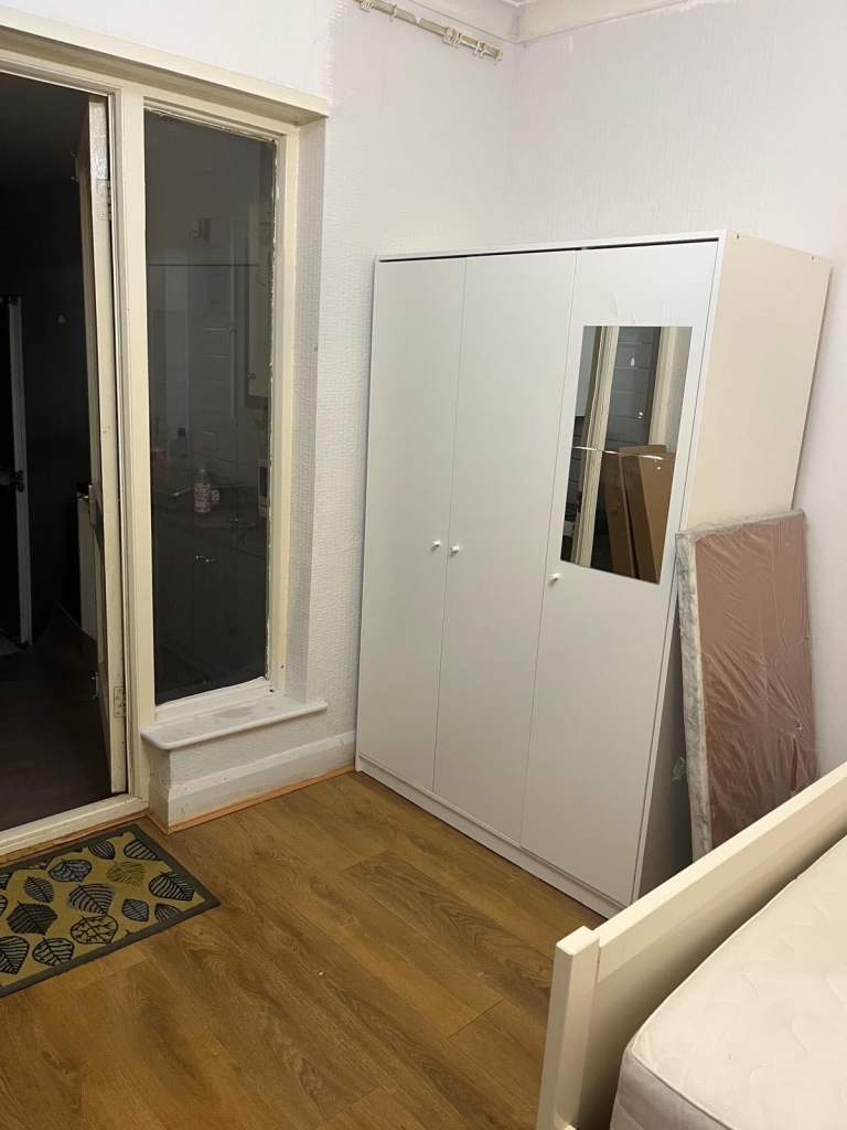 Hi Large Double room in clean house for Rent close to station 