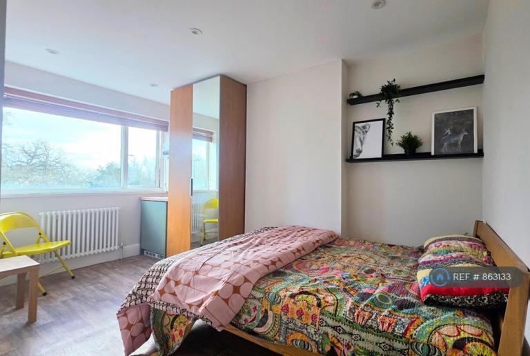 1 bedroom in South Norwood Hill, London, SE25 (#863133)