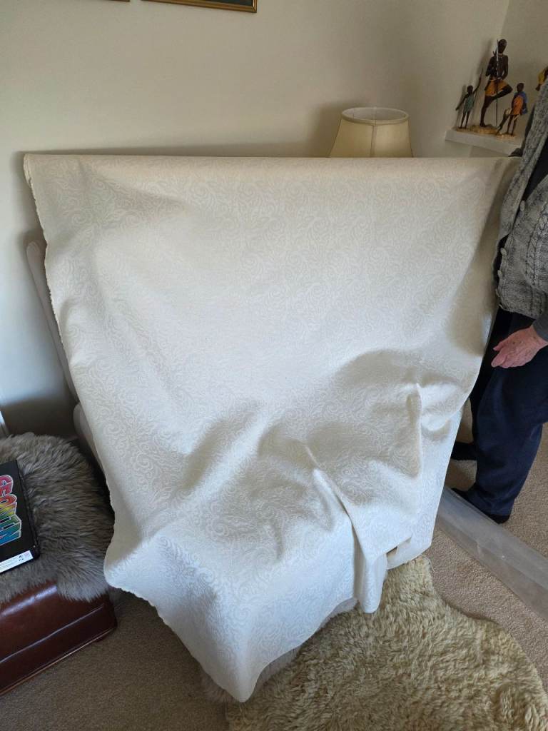 Damask cream 140cm x 480cm