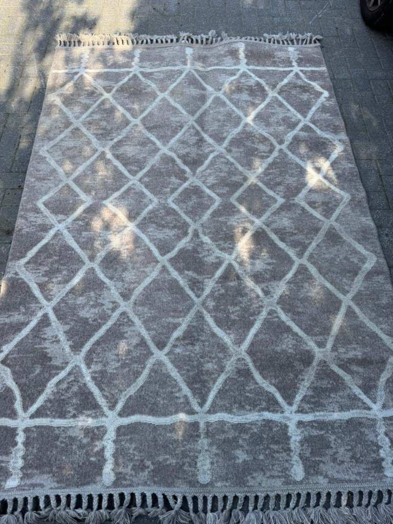 Dunelm rug. 230 cm x 160 cm. 