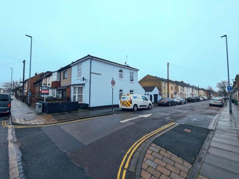 3 bedroom end of Terrace house and Garage 