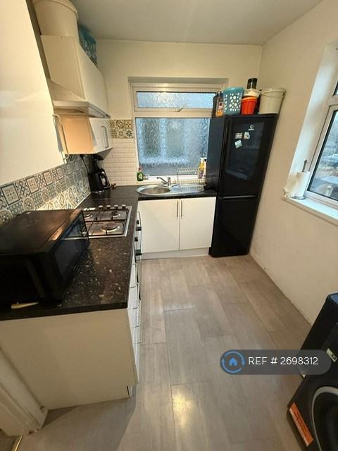 2 bedroom flat in Low Hall Lane, London, E17 (2 bed) (#2698312)