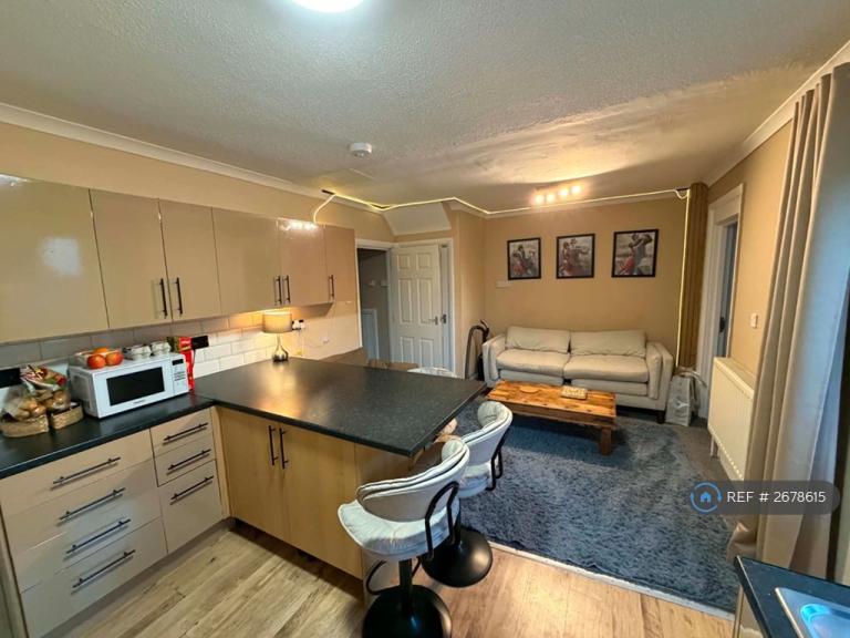 4 bedroom house in Beechtree Avenue, Egham, TW20 (4 bed) (#2678615)