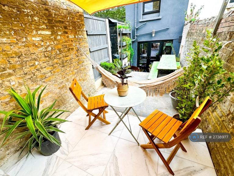 1 bedroom flat in Daneville Road, London, SE5 (1 bed) (#2738977)