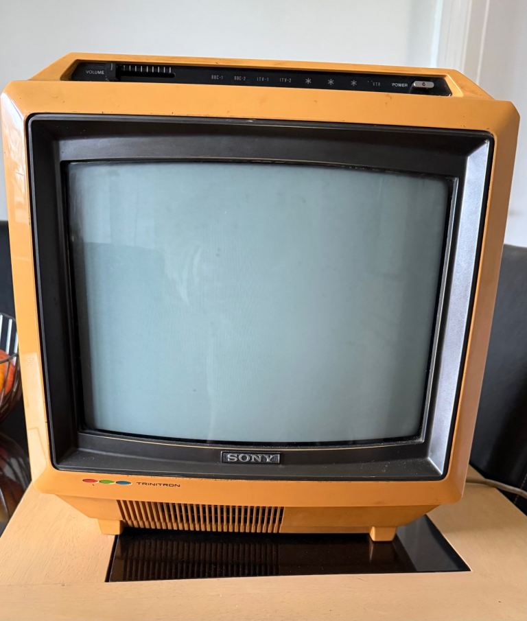Vintage Sony Trinitron Gaming TV - spares/repairs only. 