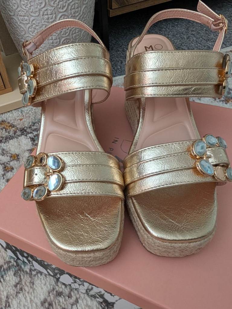 Moda in pelle wedges size 6.