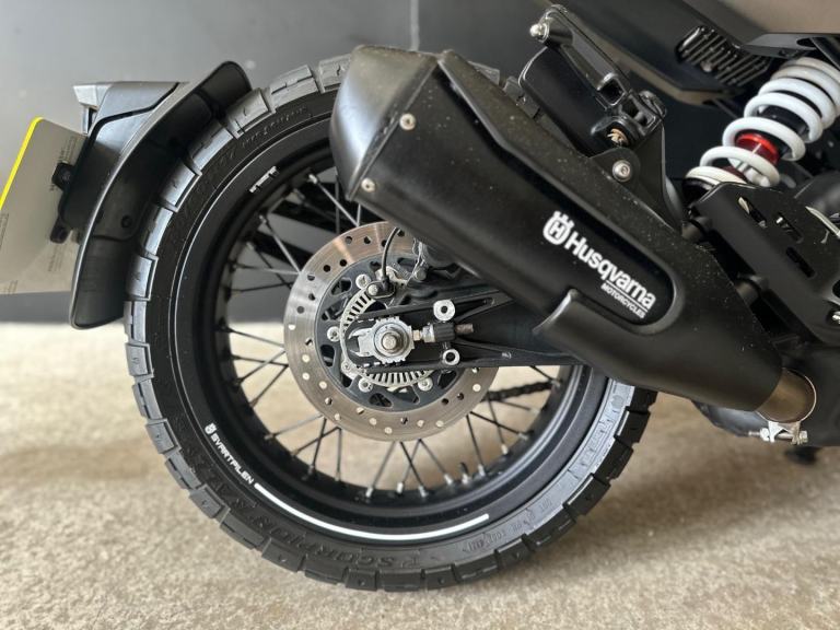 STUNNING ONE OWNER 2023/23 HUSQVARNA SVARTPILEN 401 MOTORYCYCLE