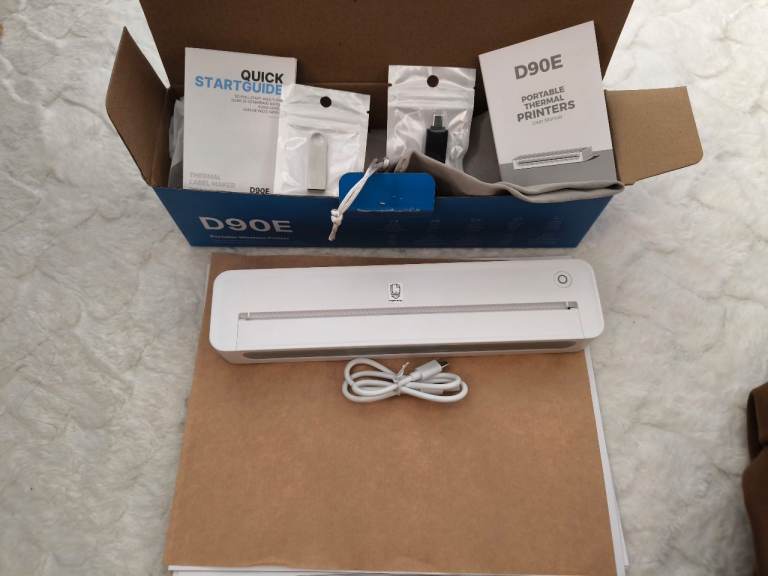Portable wireless A4 thermal (inkless) printer with storage bag