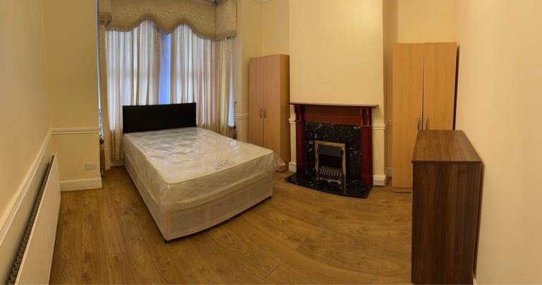 ⭐ LOVELY DOUBLE ROOM IN POPLAR — MOVE IN NOW ⭐