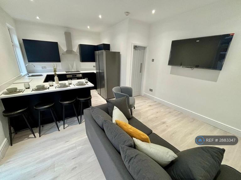 5 bedroom house in St. Mary's Road, London, E10 (5 bed) (#2883347)