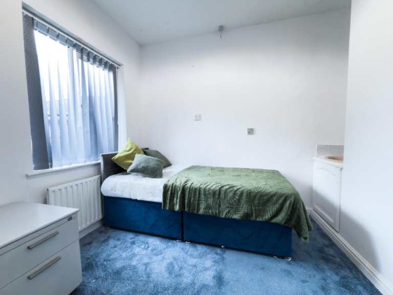 Spacious & Cosy Double Room For Rent AT CV2 2EG