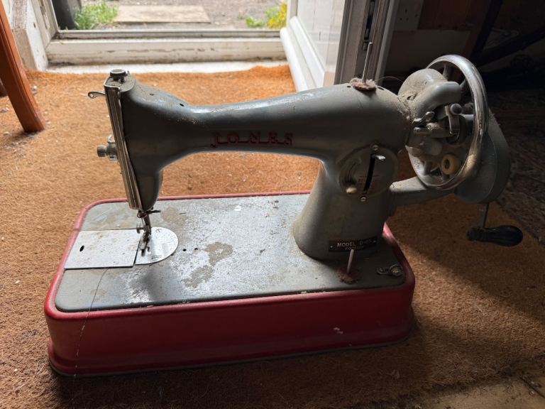 Manual sewing machine