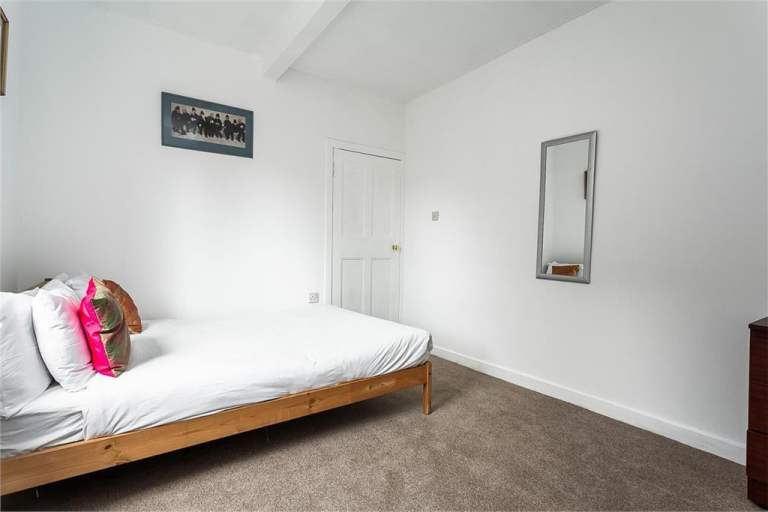 Beautiful 2-bedroom ground-floor flat in Slateford