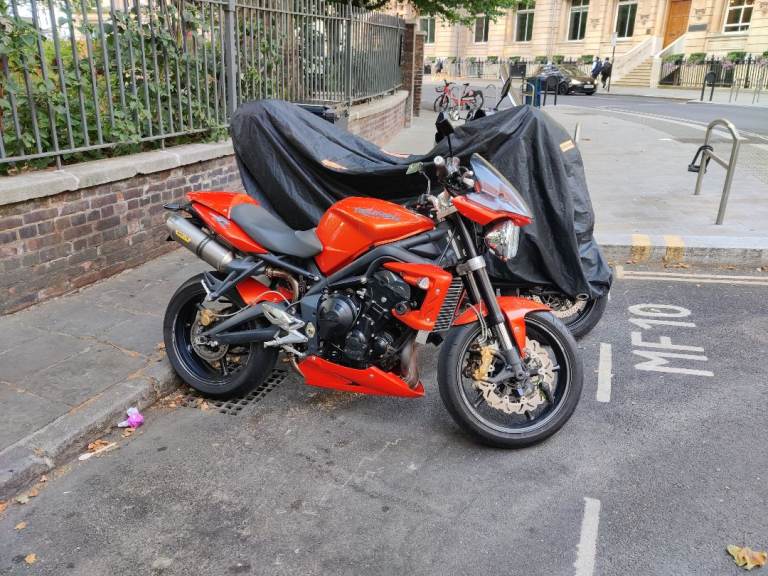 Triumph, STREET TRIPLE R, 2010, 675 (cc)