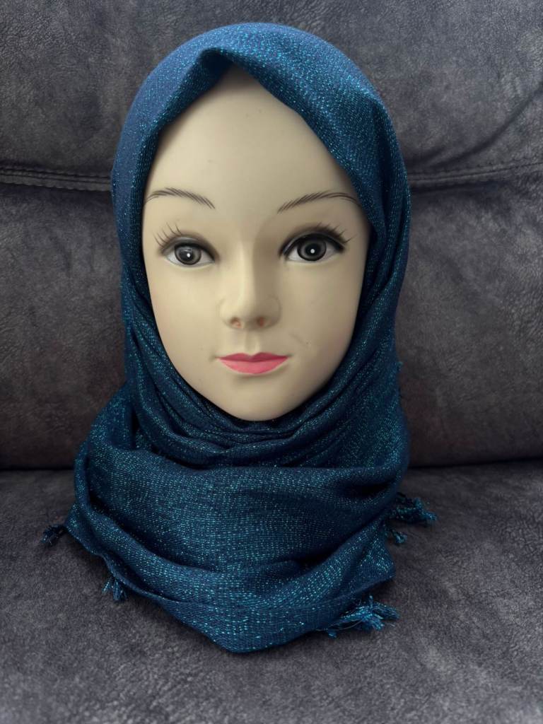 6 female mannequin heads