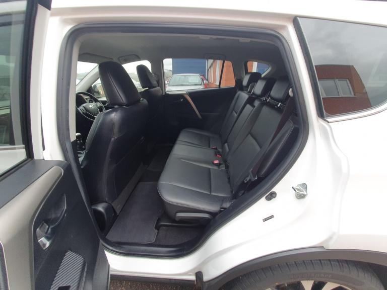 2015 Toyota RAV4 2.2 D-4D Invincible SUV 5dr Diesel Manual 4WD Euro 5 (150 ps)