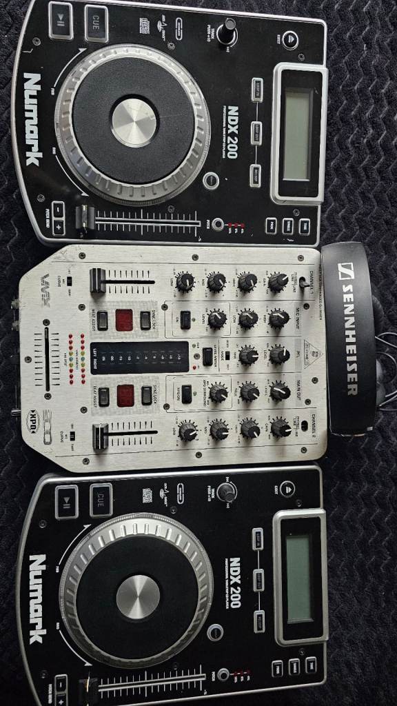 2 Numark ndx200 + 1  Behringer bmx200 sennheiser HD205
