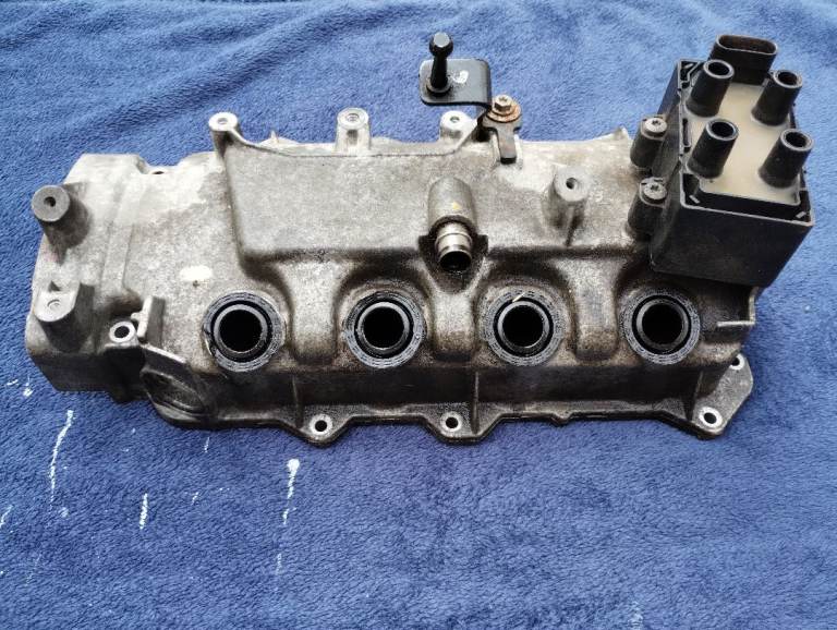 Renault Clio 1.2 16v turbo valve cover used.