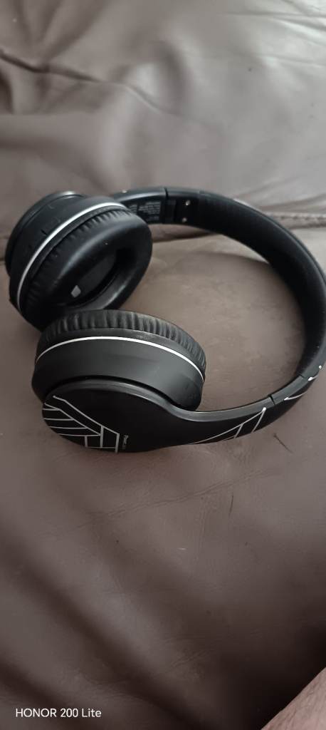 Black Wireless Headphones – Good Condition