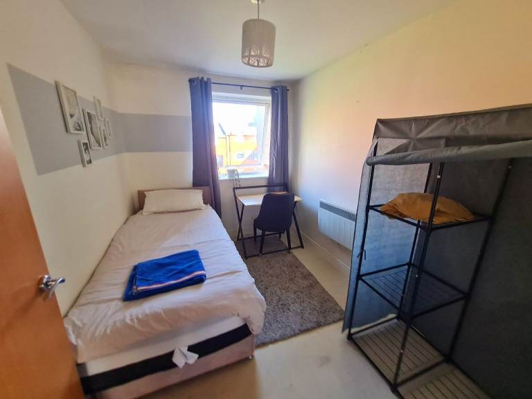 Bedroom with private bathroom & parking near waterfront 