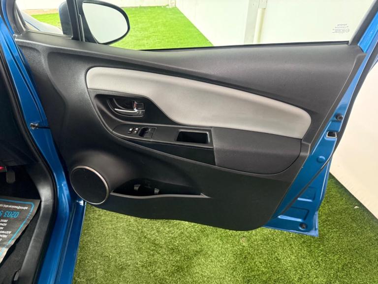 2015 Toyota Yaris 1.33 VVT-i Icon 5dr CVT HATCHBACK PETROL Automatic