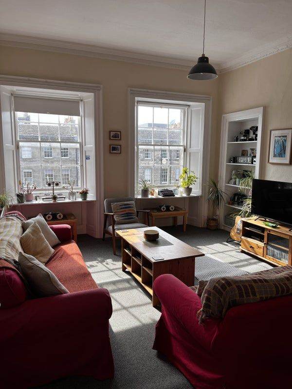 Spacious double room available in central flat