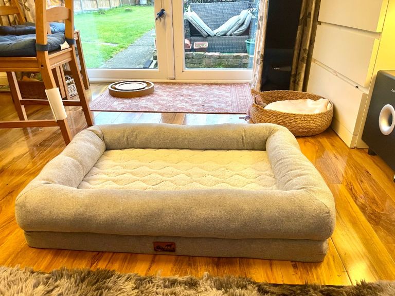 Like new cat/ dog bed soft and comfortable 