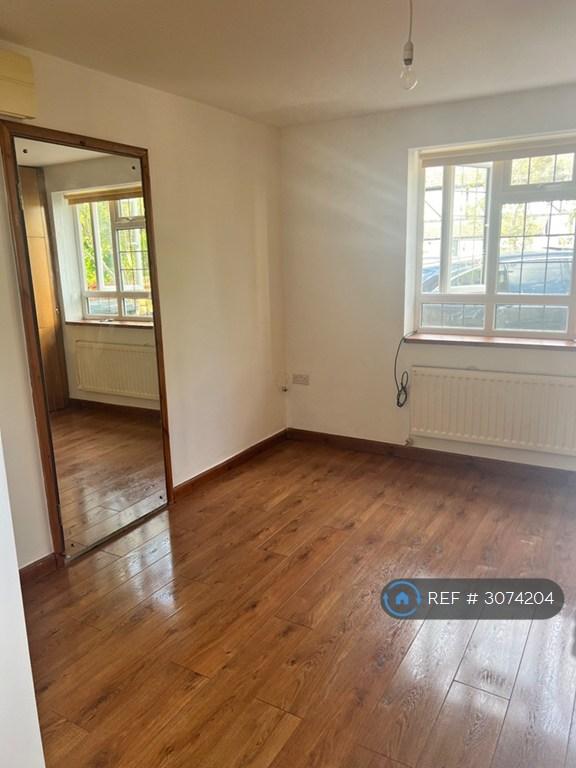 1 bedroom flat in Old Ruislip Road, Northolt, UB5 (1 bed) (#3074204)