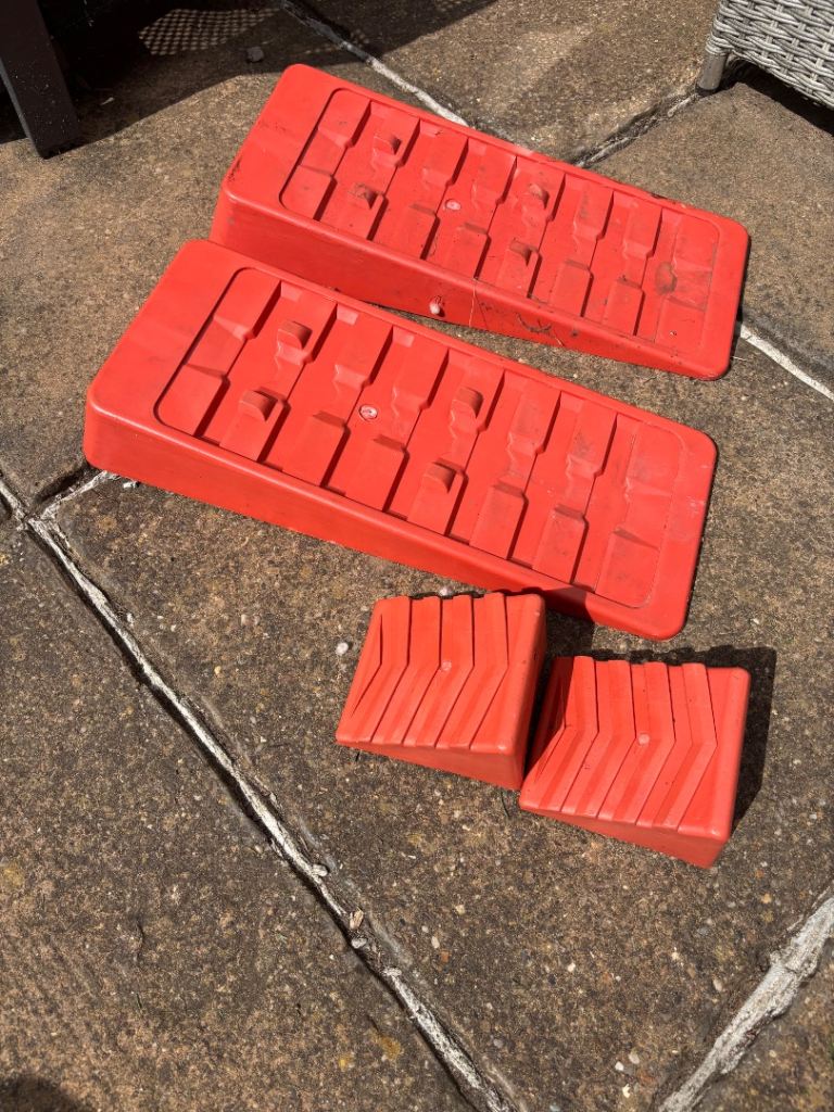 Caravan / Motorhome Levelling Ramps with Wheel Chocks – Pair