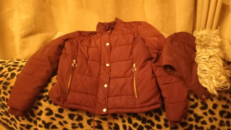 Ladies thick coat size 16 ex condition with removable hood and faux fur £10