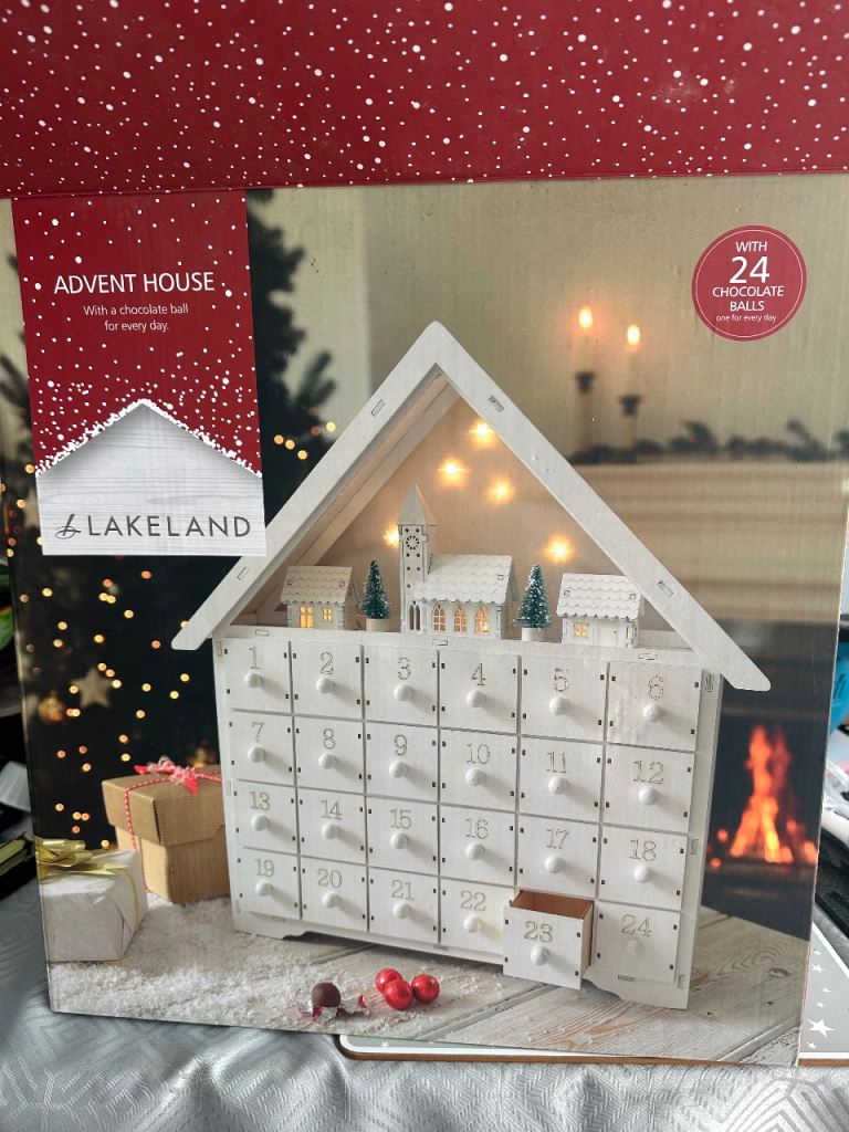 Lakeland Advent House lights up 