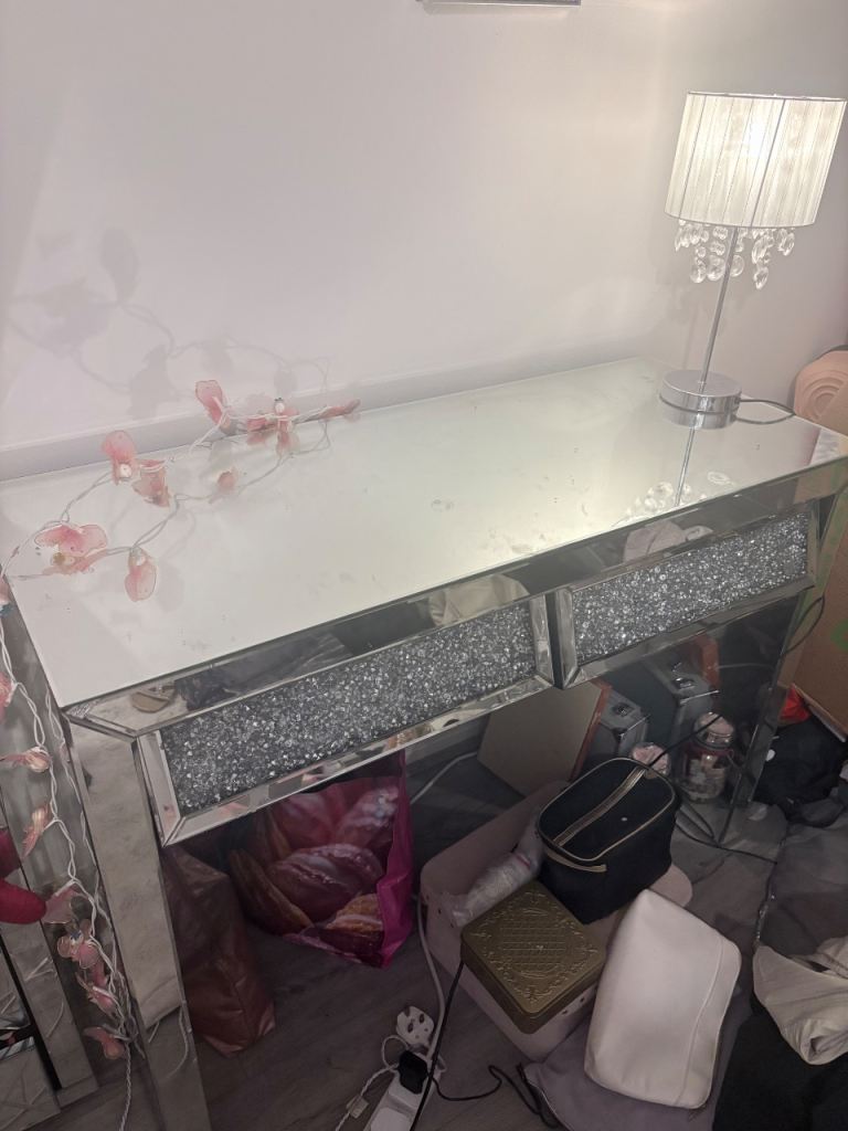 Crushed sparkly dressing table  Please read.