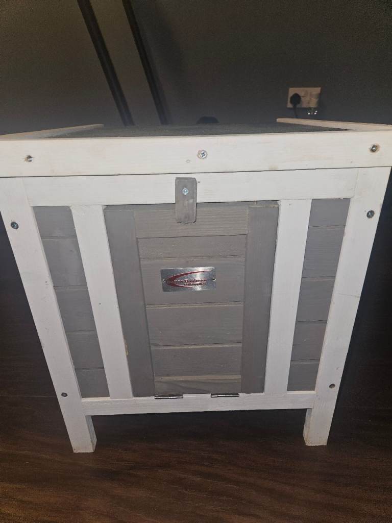 SSmall indoor/outdoor hutch for small animals