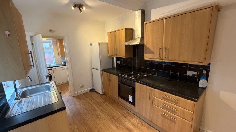 TO LET 3 bedroom terrace House Salford M6 8PT